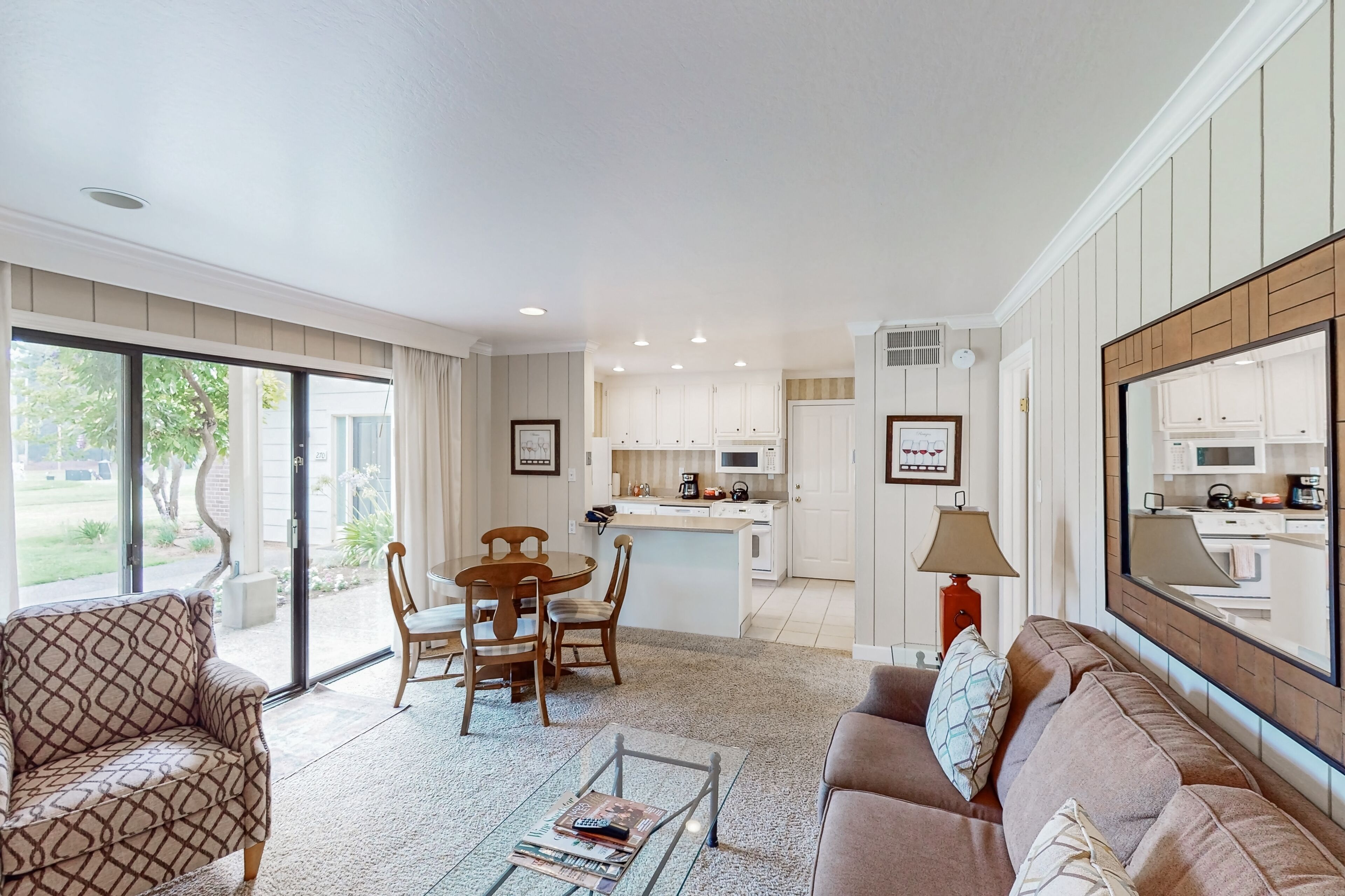 Televisión y chimenea 