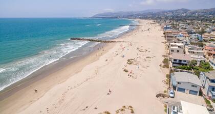 Snowbird-friendly house with fireplace & rooftop deck - beach across the street