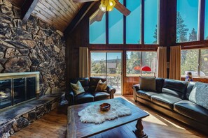 Televisión y chimenea 