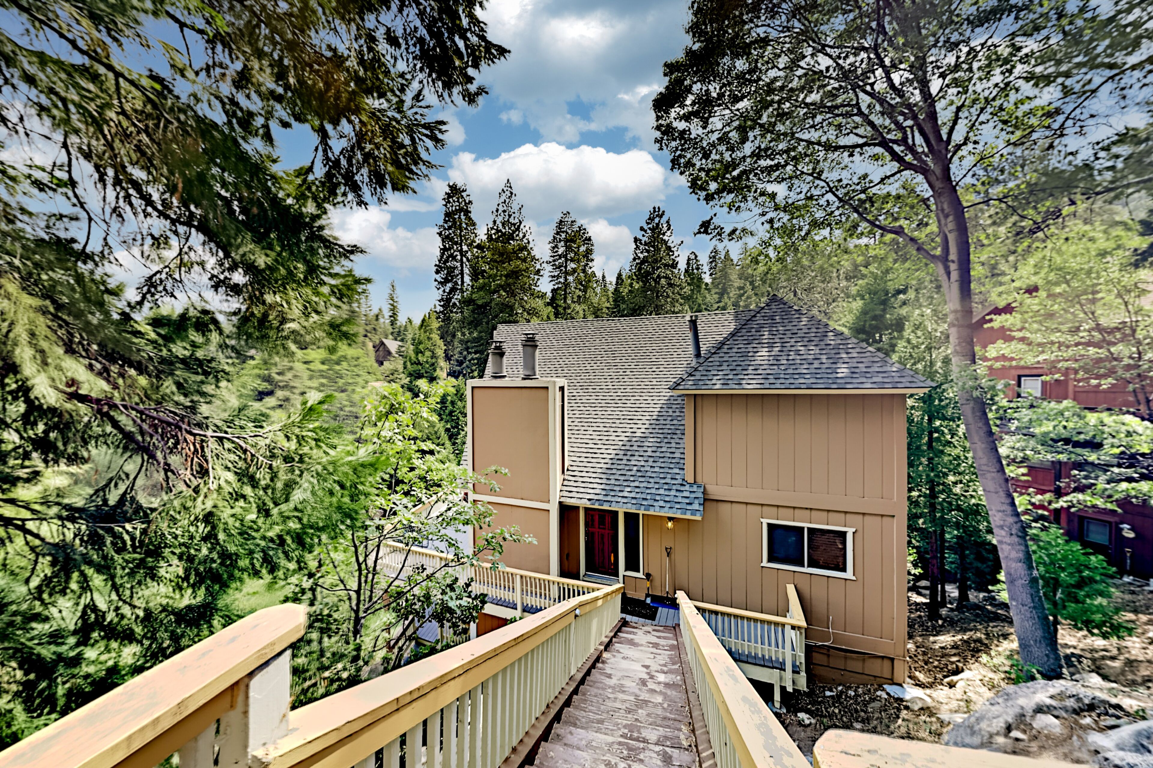 Sun-filled, Blue Jay home with 2 decks, game room & Lake Arrowhead views