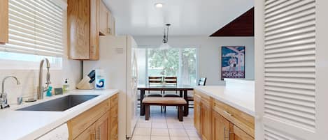 Een koelkast, een microgolfoven, een oven, een kookplaat