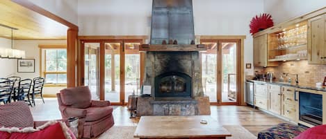 Una televisión, una chimenea, libros