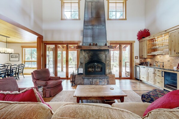TV, fireplace, books - Mountain Views from the Hot Tub (South Lake Tahoe)