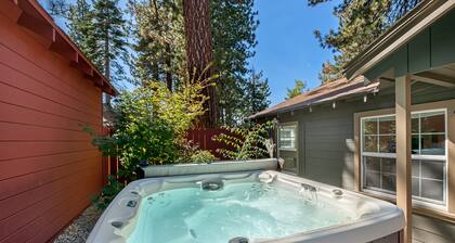 Renovated Studio w/ Full Kitchen & hot tub access-Walk to Lakeside Beach
