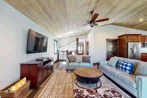 TV, lareira, console de videogame, pebolim