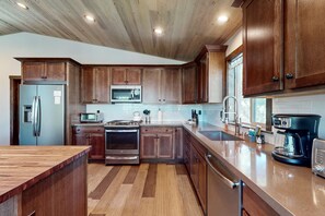 Geladeira, micro-ondas, fogão, cooktop