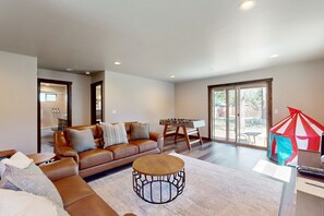 TV, lareira, console de videogame, pebolim