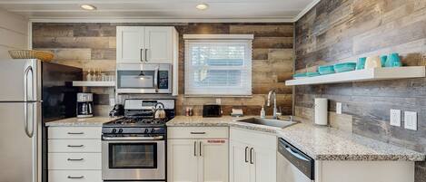 Een koelkast, een magnetron, een oven, een kookplaat