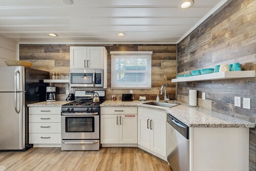 Modern Hideaway with Hot Tub & Firepit | Walk to Beach & Heavenly Village