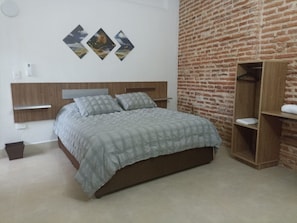 4 habitaciones, tabla de planchar con plancha y wifi gratis