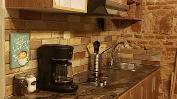 Refrigerador, parrilla de estufa, cafetera y tetera y tostadora