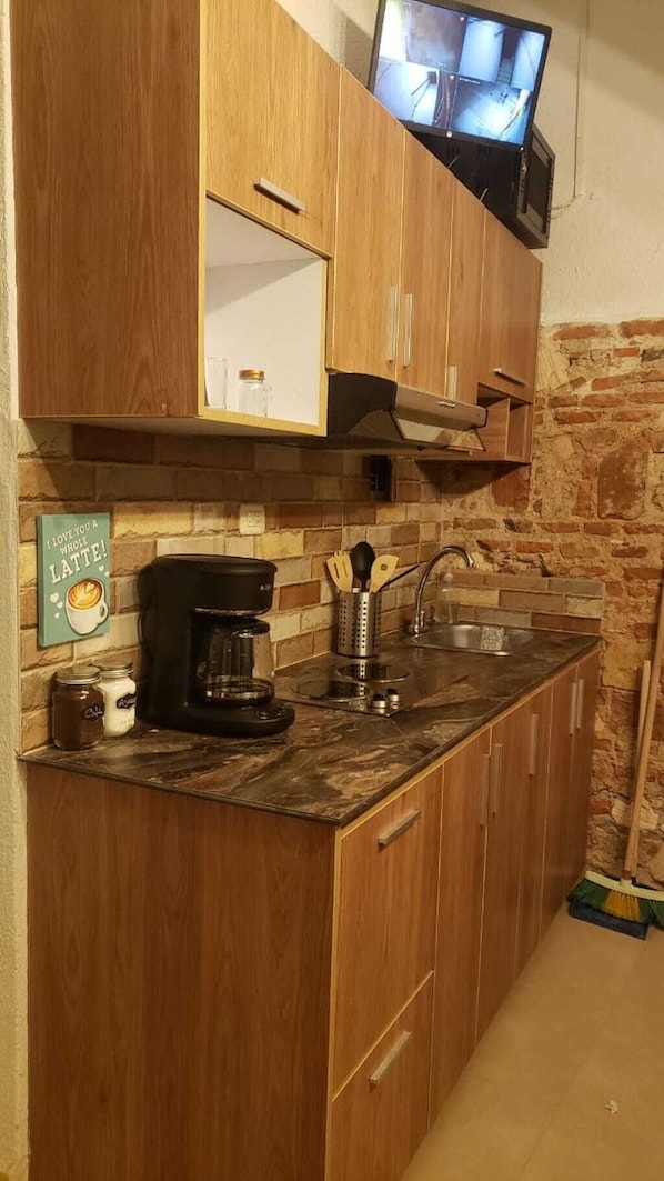 Refrigerador, parrilla de estufa, cafetera y tetera y tostadora