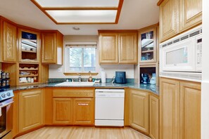 冷蔵庫、電子レンジ、オーブン、コンロ