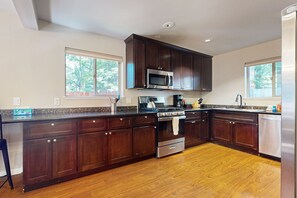 Refrigerador, microondas, horno y parrilla de estufa 