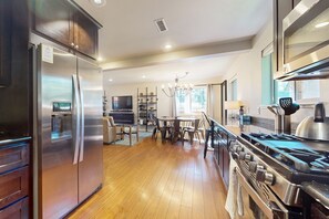 Refrigerador, microondas, horno y parrilla de estufa 