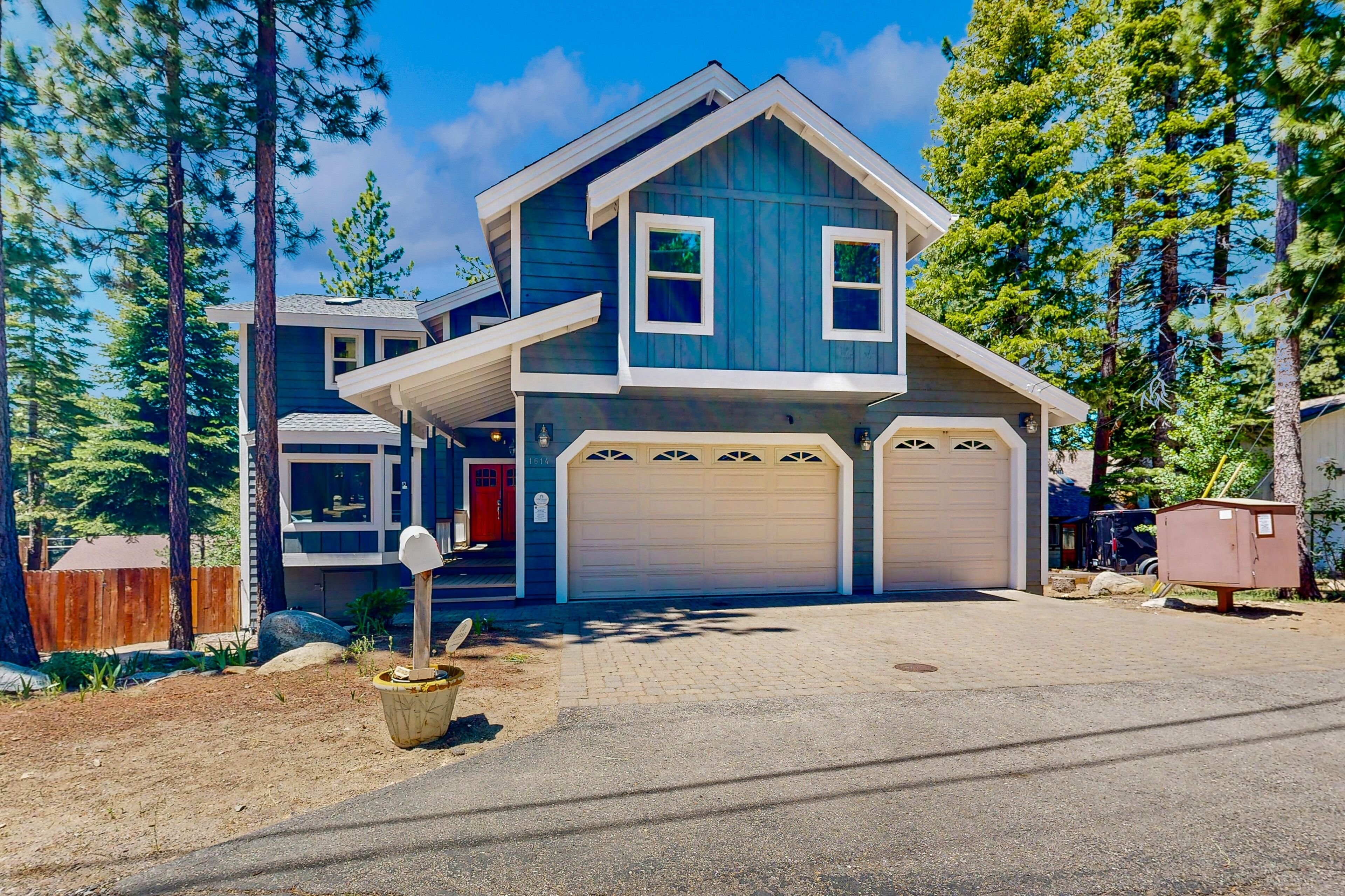 Custom Luxury Chalet Near Slopes - Game Room, Chefs Kitchen & 3 Fireplaces