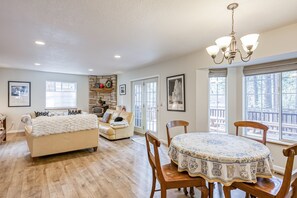 Televisión, chimenea y reproductor de DVD 