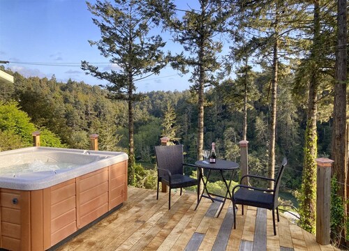Riverview is a cozy bungalow overlooking the Noyo River and is close to many world class beaches!