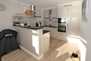 Køleskab, mikrobølgeovn, ovn, kogeplade