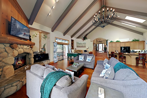 TV, fireplace, foosball - Beautiful home W/ Lake Access, Decks, Fire pit, Papoose Lake views, & EV Charger (Lake Arrowhead)