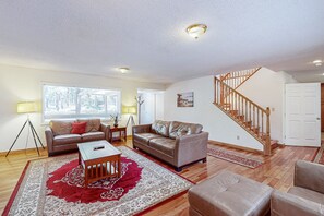 Televisión, chimenea, reproductor de DVD y futbolito 