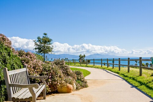 Relaxing duplex w/ private fenced patio - 200 feet to Pierpont Beach