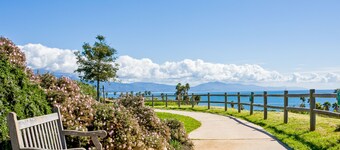 Relaxing duplex w/ private fenced patio - 200 feet to Pierpont Beach