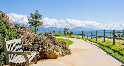 Relaxing duplex w/ private fenced patio - 200 feet to Pierpont Beach