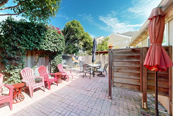 Outdoor dining - Beach Bungalow w/ Patio & Outdoor Shower ' Steps to Ocean & Restaurants (Ventura)