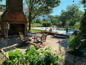 Outdoor dining area with large fireplace and BBQ. - Charming Manor - Resort Backyard - POOL & JACUZZI (Glen Head)