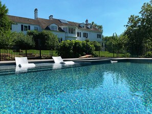 Jacuzzi with room for 8 that flows into our large oversized pool. - Charming Manor - Resort Backyard - POOL & JACUZZI (Glen Head)