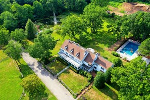 Exterior - Charming Manor - Resort Backyard - POOL & JACUZZI (Glen Head)