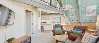 South Lake Tahoe House with Hot Tub | Close to Skiing, Walk to Dining