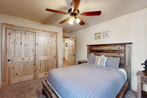 3 makuuhuonetta, työpöytä, Wi-Fi, vuodevaatteet