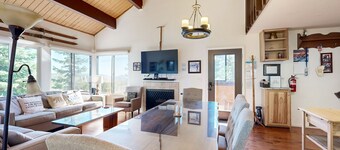 Walk to ski runs - condo with loft & access to Tahoe Donner 5-star amenities