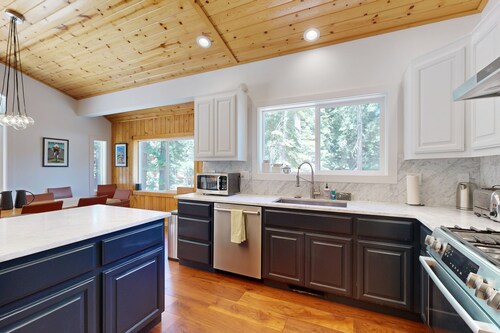 Gorgeous Tahoe Donner home with recreational activities  - near ski resorts