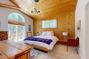 4 bedrooms, travel crib, WiFi, bed sheets