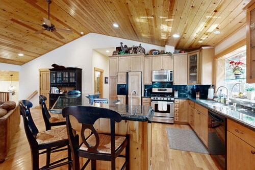 Luxe mountain haven with easy access to Tahoe Donner amenities & skiing