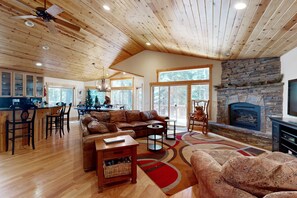 Televisión, chimenea, reproductor de DVD, futbolito