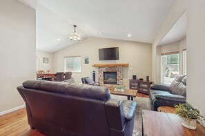 Fernseher, Kamin, Bücher