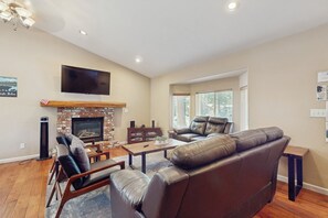 Fernseher, Kamin, Bücher