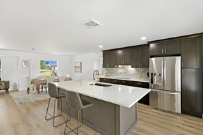 Refrigerador, microondas, parrilla de estufa y cafetera y tetera 