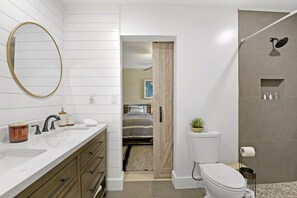 Badekar, hårtørrer, bidet, håndklæder