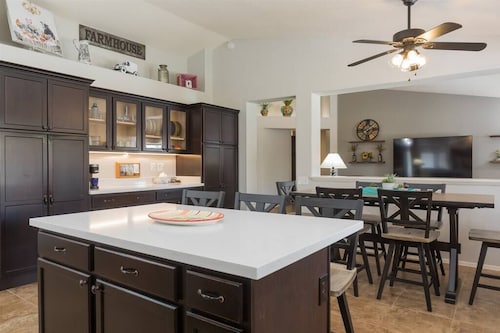 Peaceful house, pool, BBQ, fire table, RV parking