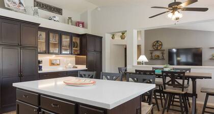 Peaceful house, pool, BBQ, fire table, RV parking