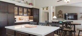 Peaceful house, pool, BBQ, fire table, RV parking