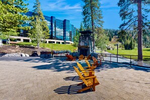 Terrace/patio - Everline Resort & Spa studio - ski-in/ski-out, pools, hot tub, luxe spa (Olympic Valley)