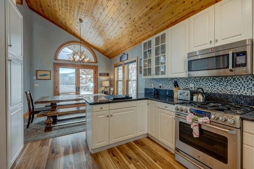 Donner Lake mountain-view delight - multi-level deck & private hot tub views