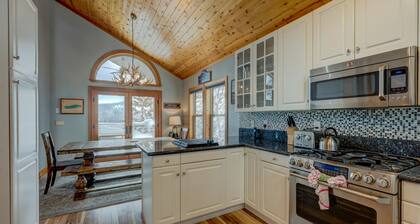 Donner Lake mountain-view delight - multi-level deck & private hot tub views