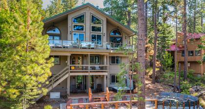 Donner Lake mountain-view delight - multi-level deck & private hot tub views